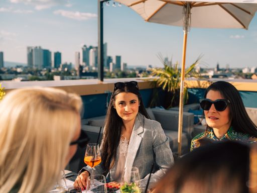 5 Tage Frankfurt erleben: Genießen Sie Komfort und Ausblick im The Blasky Hotel